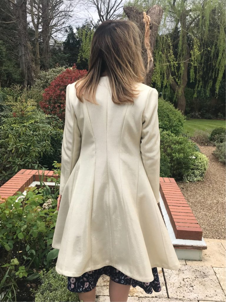 curved-back-fitted-coat-B5966