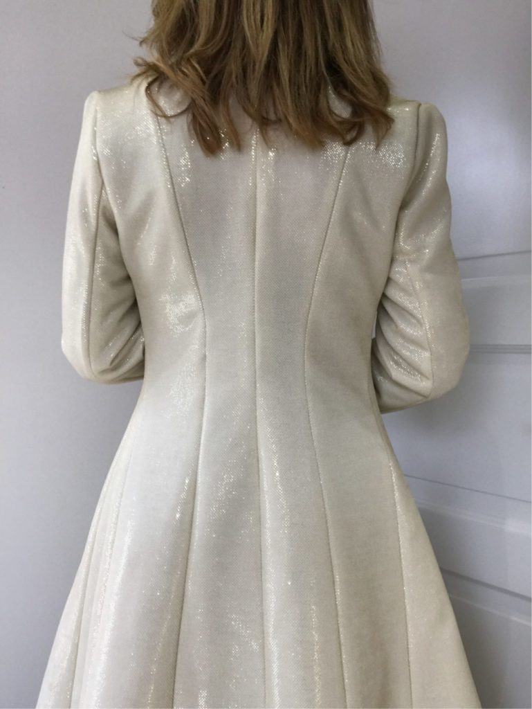 curved-back-fitted-coat-B5966