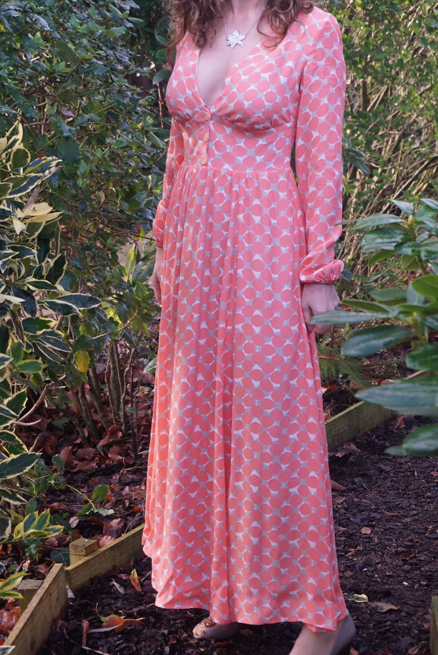 Coudre la soie: une nouvelle robe M7974