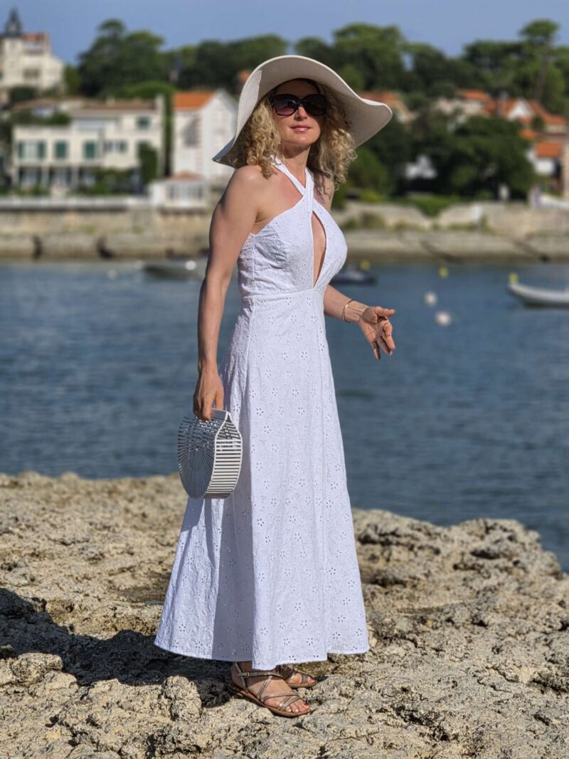 Ma robe d&rsquo;été au corsage à découpes et aux bretelles croisées